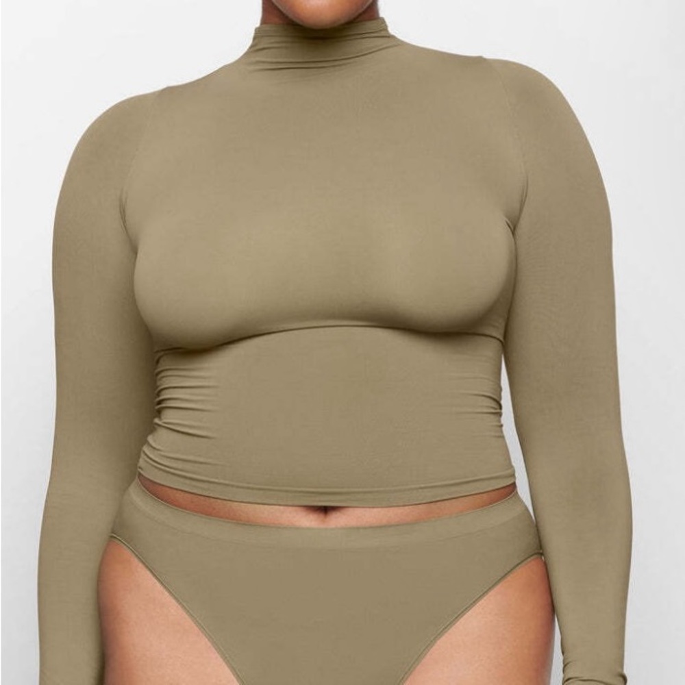Skims Women's soft smooth long Sleeve mock neck in Army green size medium SK 020